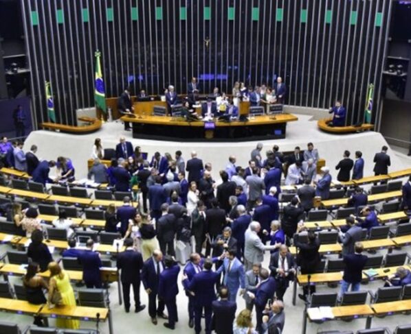 Imagem colorida do Plenário da Câmara dos Deputados - Metrópoles