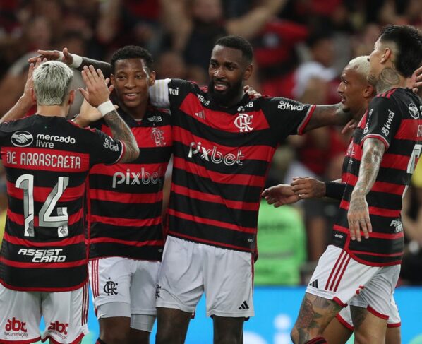 Imagem colorida do elenco do Flamengo - Metrópoles