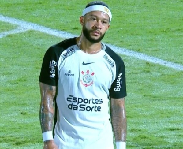 Foto colorida de Memphis Depay, atacante do Corinthians - Metrópoles