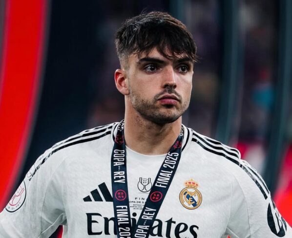 Foto colorida de Raúl Asencio, zagueiro do Real Madrid - Metrópoles