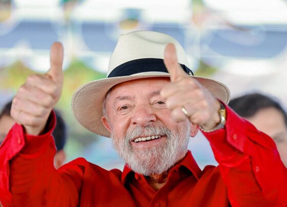 Foto colorida do Presidente da República, Luiz Inácio Lula da Silva, durante cerimônia para assinatura da Ordem de Serviço para a duplicação da capacidade de bombeamento de água da EBI-3, “Caminho das Águas” Eixo Norte do Projeto de Integração do Rio São Francisco/PISF. Estação Ferroviária do Forró, Salgueiro - Metrópoles