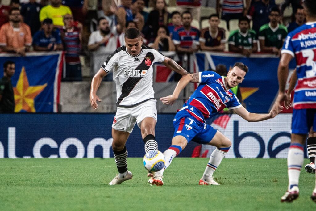 Imagem colorida dos jogadores de Vasco e Fortaleza - Metrópoles