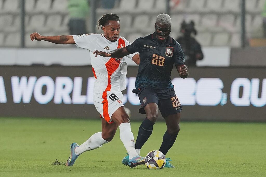 Imagem colorida de jogadores de Equador e Peru - Metrópoles