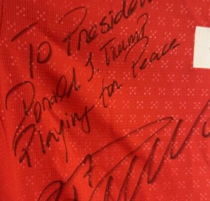 Foto colorida de camisa autografada de CR7 - Metrópoles