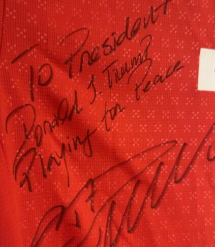 Foto colorida de camisa autografada de CR7 - Metrópoles