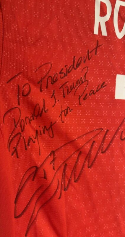 Foto colorida de camisa autografada de CR7 - Metrópoles