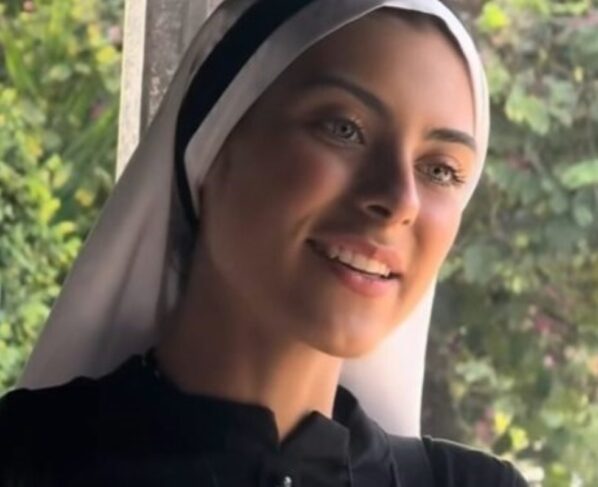 Eva viralizou em um vídeo onde vendia artigos religiosos