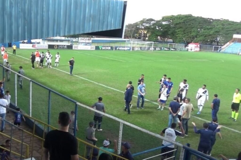 Foto colorida do momento da confusão em Goianésia x Mixto, pela Série D do Brasileirão - Metrópoles