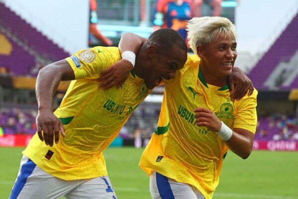 Foto colorida de jogadores do Mamelodi Sundowns - Metrópoles