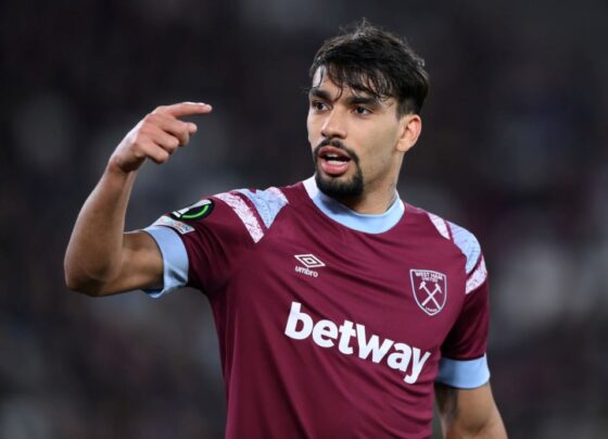 Lucas Paquetá aparece pedindo substituição em partida válida pela Premier League de 2023- Metrópoles